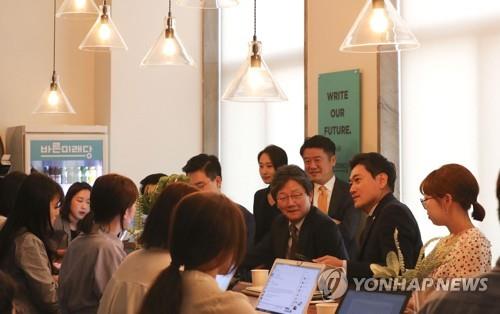 차담회 하는 오신환 원내대표
(서울=연합뉴스) 이진욱 기자 = 바른미래당 오신환 원내대표가 18일 국회 원내대표실에서 보도진과 차담회를 하고 있다. 2019.6.18
cityboy@yna.co.kr
(끝)