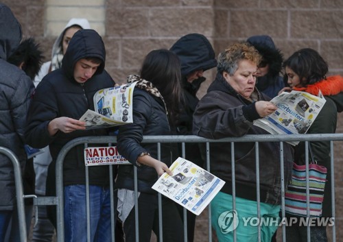 2018년 11월 22일 미국 일리노이주 시카고 시내에 위치한 가전제품 소매체인 베스트바이 매장 앞에 블랙프라이데이를 맞아 할인된 가격으로 제품을 구매하려는 고객들이 줄지어 있다. [AFP=연합뉴스자료사진]