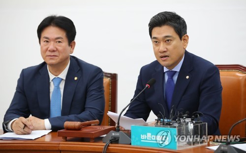 원내대책회의 발언하는 오신환(서울=연합뉴스) 김인철 기자 = 바른미래당 오신환 원내대표(오른쪽)가 18일 여의도 국회에서 열린 제45차 원내대책회의에서 발언하고 있다. 2019.6.18 yatoya@yna.co.kr