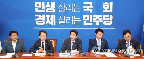 원내대책회의 주재하는 이인영(서울=연합뉴스) 김주형 기자 = 더불어민주당 이인영 원내대표(가운데)가 18일 오전 국회에서 열린 원내대책회의에서 발언하고 있다. 2019.6.18 kjhpress@yna.co.kr