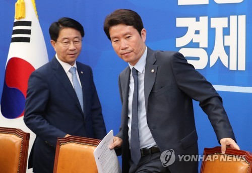 원내대책회의 참석하는 이인영과 조정식(서울=연합뉴스) 김주형 기자 = 더불어민주당 이인영 원내대표(오른쪽)과 조정식 정책위의장이 18일 오전 국회에서 열린 원내대책회의에 참석하고 있다. 2019.6.18 kjhpress@yna.co.kr