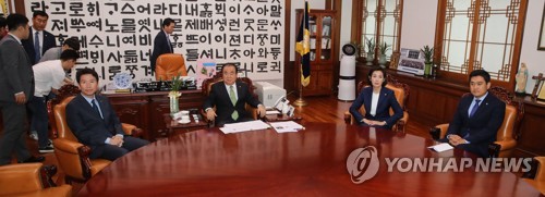 문희상 의장, 여야 교섭단체 원내대표 회동(서울=연합뉴스) 김인철 기자 = 문희상 국회의장과 여야 교섭단체 원내대표들이 18일 여의도 국회 의장실에서 회동을 하고 있다. 왼쪽부터 더불어민주당 이인영 원내대표, 문 의장, 자유한국당 나경원 원내대표, 바른미래당 오신환 원내대표. 2019.6.18 yatoya@yna.co.kr