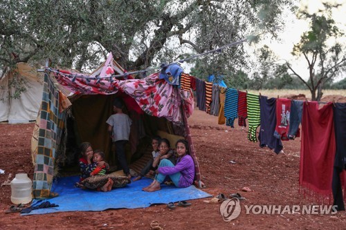 지난달 말 시리아 북서부 이들립에서 텐트 생활을 피란민 가족    [AFP=연합뉴스]