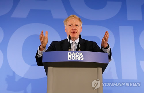 英 보수당 당대표 경선 캠페인 시작한 보리스 존슨(런던 로이터=연합뉴스) 영국의 집권 보수당 당대표 경선 1차 투표를 앞두고 가장 유력한 후보인 보리스 존슨 전 외무장관이 12일(현지시간) 런던에서 공식 선거 캠페인을 시작하며 연설하고 있다. leekm@yna.co.kr
