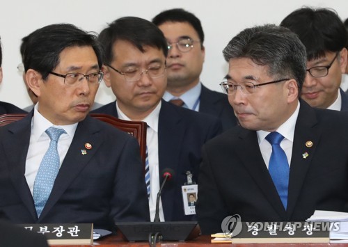 이야기 하는 법무부 장관과 경찰청장(서울=연합뉴스) 이진욱 기자 = 19일 국회에서 열린 사법개혁특위 전체회의에 박상기 법무부 장관(왼쪽)과 민갑룡 경찰청장이 참석해 있다. 2019.6.19 cityboy@yna.co.kr