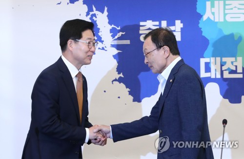 양승조 충남지사와 인사하는 이해찬 대표(서울=연합뉴스) 김주형 기자 = 더불어민주당 이해찬 대표(오른쪽)가 18일 오전 국회에서 열린 제2차 더불어민주당 충청권 당정협의회에 참석하며 양승조 충남지사와 인사하고 있다. 2019.6.18 kjhpress@yna.co.kr