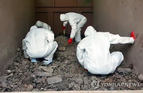 고유정 사건 피해자 유해 찾는 경찰(제주=연합뉴스) 지난 15일 경기도 김포의 한 쓰레기 소각장에서 경찰이 고유정 사건 피해자의 유해를 찾고 있다.
    제주동부경찰서는 이 소각장에서 뼈 추정 물체 40여점을 수습, 국립과학수사연구원에 감정을 의뢰했다고 밝혔다. 2019.6.18 [제주동부경찰서 제공 영상 캡처. 재판매 및 DB 금지] atoz@yna.co.kr