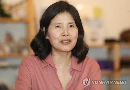 '미투 촉발' 최영미 시인, 6년 만에 시집 출간 (서울=연합뉴스) 류효림 기자 = '미투(MeToo :나도 당했다)' 운동을 촉발한 최영미 시인이 25일 오후 서울 마포구 서교동의 한 카페에서 열린 '다시 오지 않는 것들' 출간 기념 간담회에서 인사말을 하고 있다. 2019.6.25
ryousanta@yna.co.kr