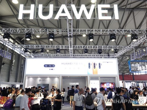 미국과 중국의 기술패권 전쟁 중심에는 화웨이가 자리를 잡고 있다. 미국은 화웨이의 대이란제재 위반 정황을 이유로 제재를 가하고 있으나, 실질적인 원인은 중국의 미래먹거리 굴기에 대한 견제라는 평가가 일반적이다. 미국 정부는 화웨이 견제의 다른 이유로 중국 공산당과의 유착관계를 들며 안보 위협도 강조하고 있다.[연합뉴스 자료사진]