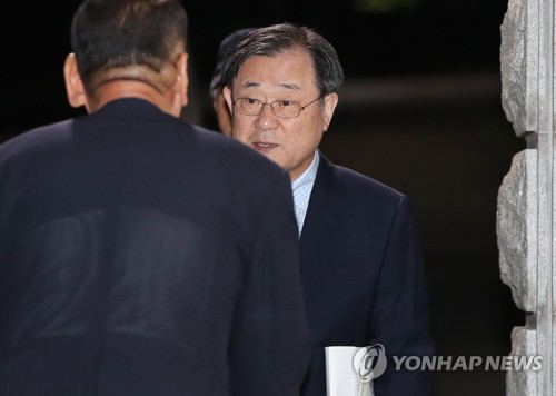 석방된 이병기 전 국정원장(의왕=연합뉴스) 안정원 기자 = 박근혜 정부 시절 국정원 특수활동비를 청와대에 상납했다는 혐의로 기소돼 실형을 선고받고 수감 중이던 이병기 전 국정원장이 구속기간 만료로 14일 오전 경기도 의왕시 서울구치소에서 석방되고 있다. 2019.6.14 jeong@yna.co.kr