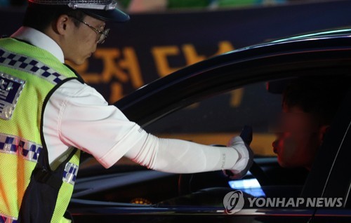 한잔 정도야, 이제는 안됩니다.(부산=연합뉴스) 손형주 기자 = 부산 경찰이 내일부터 시행되는 제2윤창호법을 앞두고 24일 밤 일제 음주단속과 함께 홍보캠페인을 하고 있다. 2019.6.24 handbrother@yna.co.kr