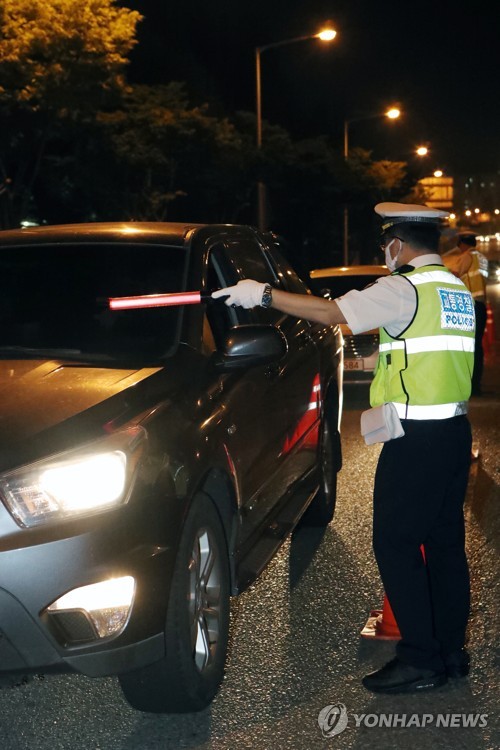 "한 잔만 마셔도 운전 금지"(광주=연합뉴스) 천정인 기자 = 강화된 음주단속 기준을 적용하는 이른바 '제2 윤창호법' 시행 첫날인 25일 광주 서구 풍암동 도로에서 경찰이 음주단속을 하고 있다. 2019.6.25 iny@yna.co.kr