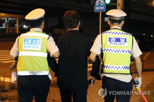 음주단속 도주하다 붙잡힌 운전자(광주=연합뉴스) 천정인 기자 = 강화된 음주단속 기준을 적용하는 이른바 '제2 윤창호법' 시행 첫날인 25일 광주 서구 풍암동 도로에서 운전자가 경찰의 음주단속에 도주하다 붙잡혀오고 있다. 2019.6.25 iny@yna.co.kr