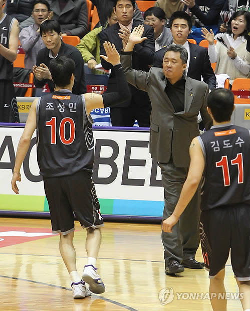 전창진 감독 "성민아 잘했어"(부산=연합뉴스) 조정호 기자 = 18일 부산 사직체육관에서 열린 2011-2012 프로농구 원주 동부 대 부산 KT 경기. KT 전창진 감독이 경기 막판 득점에 성공한 조성민과 하이파이브하고 있다. 2011.12.18. ccho@yna.co.kr