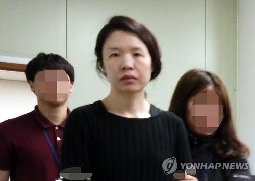얼굴 공개된 전 남편 살해 피의자 고유정(제주=연합뉴스) 전지혜 기자 = 전 남편을 살해한 혐의로 구속된 고유정(36)이 제주동부경찰서 유치장에서 나와 진술녹화실로 이동하고 있다.
    앞서 지난 5일 제주지방경찰청은 신상공개위원회를 열어 고씨의 얼굴, 실명 등 신상을 공개하기로 결정했다. 2019.6.7 atoz@yna.co.kr