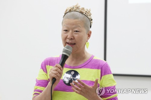 퍼포먼스로 한국 알려온 안은미(서울=연합뉴스) 강민지 기자 = 안은미 작가가 26일 오후 서울시립미술관 서소문본관에서 열린 개인전 '안은미래' 간담회에서 인사말을 하고 있다. 2019.6.26 mjkang@yna.co.kr