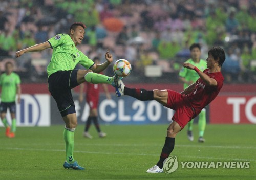 장맛비 속 치열한 공 쟁탈전(전주=연합뉴스) 임채두 기자 = 26일 오후 전주월드컵경기장에서 열린 2019 AFC 챔피언스리그 16강 2차전 전북 현대와 상하이 상강의 경기. 전북 김신욱이 공을 빼앗고 있다. 2019.6.26 doo@yna.co.kr