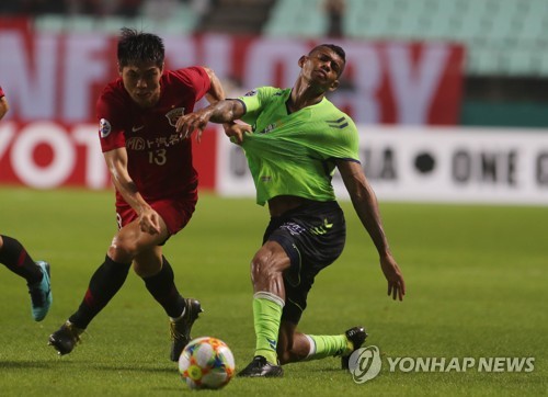 멱살 잡힌 전북 로페즈(전주=연합뉴스) 임채두 기자 = 26일 오후 전주월드컵경기장에서 열린 2019 AFC 챔피언스리그 16강 2차전 전북 현대와 상하이 상강의 경기. 전북 로페즈가 상대 선수에게 유니폼을 잡히고 있다. 2019.6.26 doo@yna.co.kr