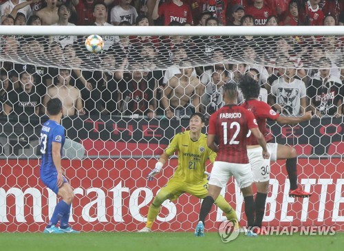 선제골 허용하는 울산(울산=연합뉴스) 김용태 기자 = 26일 오후 울산 문수축구경기장에서 열린 2019 AFC 챔피언스리그 16강 울산 현대와 우라와 레즈의 2차전. 우라와 코로키가 헤딩 골을 넣고 있다. 2019.6.26 yongtae@yna.co.kr