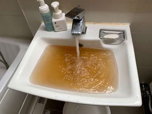 춘천 아파트서 '붉은 수돗물' 콸콸[독자 제공. 재판매 및 DB 금지]