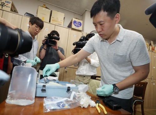 '붉은 수돗물' 피해지역서 수돗물 수질검사(인천=연합뉴스) 윤태현 기자 = 공유훈 한국환경공단 상수도청 과장이 27일 오전 인천시 서구 청라동 A아파트 관리사무소 화장실에서 수돗물 시료를 채취해 탁도를 측정하고 있다. 해당 수돗물의 탁도는 기준치(0.5NTU)를 밑도는 0.3NTU로 나왔다. 2019.6.27
tomatoyoon@yna.co.kr
(끝)