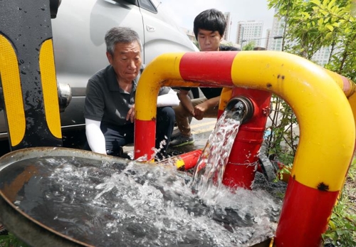 '붉은 수돗물' 피해지역서 소화전 수돗물 검사(인천=연합뉴스) 윤태현 기자 = 27일 오전 인천시 서구 청라동 A아파트 인근 소화전에서 '수돗물 민원 기동반' 대원들이 수돗물 상태를 맨눈으로 점검하고 있다. 2019.6.27
tomatoyoon@yna.co.kr
(끝)
