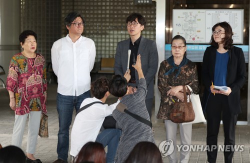 강제징용 피해자들 2심도 승소(서울=연합뉴스) 김도훈 기자 = 지난 26일 오후 서울 서초구 서울고등법원 앞에서 일본 신일철주금을 상대로 한 손해배상소송 2심 선고가 끝난 뒤 피해자 단체 및 변호사 등이 기자회견을 하고 있다.
    이날 재판부는 곽모씨 등 7명이 일본 신일철주금을 상대로 낸 손해배상 청구 소송 항소심에서 1심과 마찬가지로 "신일철주금이 1인당 1억원을 배상하라"고 판결했다.
    왼쪽부터 신명옥 보상추진협의회 부회장, 조시현 민족문제연구소 연구위원, 임재성 변호사, 이희자 보상추진협의회 대표, 김세은 변호사.  superdoo82@yna.co.kr