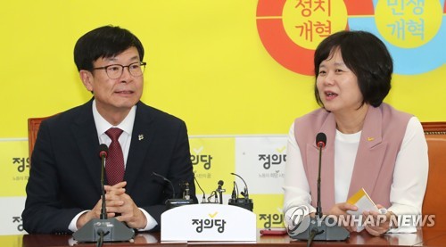 환담하는 이정미 대표와 김상조 청와대 정책실장(서울=연합뉴스) 김주형 기자 = 김상조 청와대 정책실장(왼쪽)이 27일 오후 국회에서 정의당 이정미 대표를 예방해 환담하고 있다. 2019.6.27 kjhpress@yna.co.kr