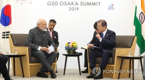 모디 인도 총리에게 발언하는 문 대통령(오사카=연합뉴스) 배재만 기자 = 문재인 대통령이 28일 오후 G20 정상회의가 열리는 인텍스 오사카 내 양자회담장에서 열린 한-인도 정상회담에서 나렌드라 모디 인도 총리에게 발언하고 있다. 2019.6.28 scoop@yna.co.kr