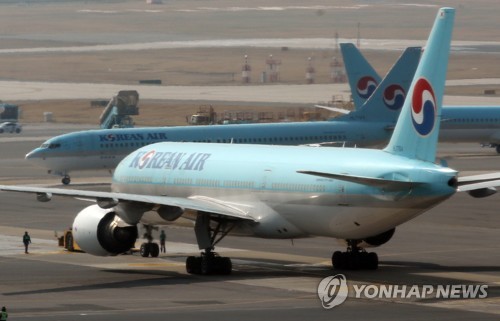 제주행 비행기 엔진 이상으로 김포공항 회항(서울=연합뉴스) 서명곤 기자 = 11일 경찰과 항공업계 등에 따르면 이날 오전 7시34분 김포공항에서 이륙해 제주공항으로 향하던 KE1203 대한항공 항공기가 공중에서 엔진에 이상이 생겨 긴급 회항했다. 사진은 11일 서울 김포공항 국내선 모습. 2019.4.11