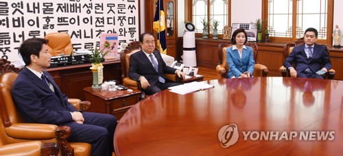 회동하는 문 의장과 여야 3당 원내대표들(서울=연합뉴스) 김주형 기자 = 문희상 국회의장이 28일 오전 의장실에서 여야 3당 원내대표들과 회동하고 있다.
왼쪽부터 더불어민주당 이인영 원내대표, 문 의장, 자유한국당 나경원, 바른미래당 오신환 원내대표. 2019.6.28 kjhpress@yna.co.kr