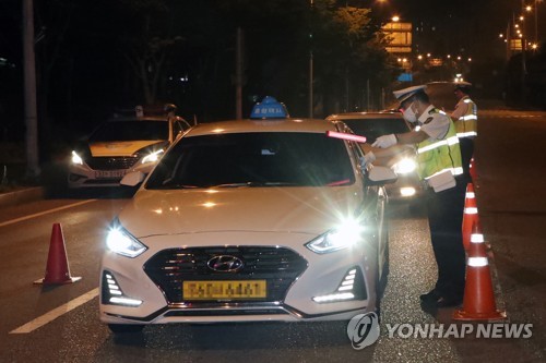 음주단속 기준 강화된 첫날 경찰 단속(광주=연합뉴스) 천정인 기자 = 강화된 음주단속 기준을 적용하는 이른바 '윤창호법' 시행 첫날인 지난 25일 광주 서구 풍암동 도로에서 경찰이 음주단속을 하고 있다. iny@yna.co.kr