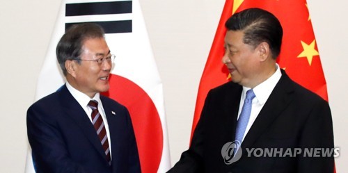 한-중 정상, '눈빛 교환'(오사카=연합뉴스) 배재만 기자 = G20(주요 20개국) 정상회의 참석차 일본을 방문한 문재인 대통령이 27일 오후 오사카 웨스틴호텔에서 시진핑 중국 국가주석과 회담하기에 앞서 악수하고 있다. 2019.6.27 scoop@yna.co.kr