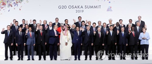 손 흔드는 G20 정상들(오사카=연합뉴스) 한상균 기자 = 문재인 대통령이 28일 오전 인텍스 오사카에서 열린 G20 정상회의 공식환영식에서 각국 정상들과 기념촬영을 하고 있다. 2019.6.28 xyz@yna.co.kr