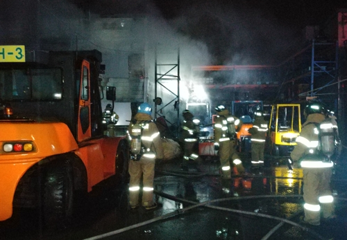 부산 중고지게차 수리판매업체 창고 화재[부산소방재난본부 제공. 재판매 DB금지]