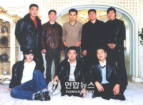 한자리에 모인 한국인 미국프로야구 선수권윤민(시카고  컵스), 김선우(몬트리올 엑스포스), 박찬호(텍사스 레인저스), 봉중근(애틀랜타  브레이브스), 서재응(뉴욕 메츠,윗줄 왼쪽부터), 김병현(애리조나 다이아몬드백스), 안병학(시카고 화이트삭스), 송승준(몬트리올 엑스포스, 아랫줄 왼쪽부터). 소속팀은 2002년. [연합뉴스 자료사진]