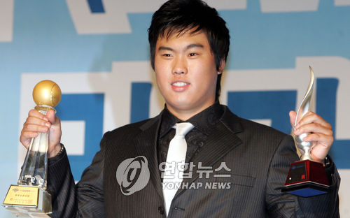 2006년 KBO리그 신인왕과 정규시즌 MVP를 석권한 류현진[연합뉴스 자료사진]