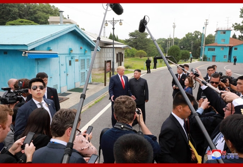 판문점에서 포착된 남·북·미 경호원들(서울=연합뉴스) 김정은 북한 국무위원장과 도널드 트럼프 미 대통령은 판문점 회동에서 교착 상태인 북미 대화를 재개하기로 합의했다고 조선중앙통신이 1일 보도했다. 2019.7.1