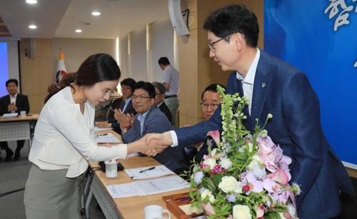 취임 1주년 꽃다발 받는 김경수 경남지사[경남도 제공. 재판매 및 DB 금지]