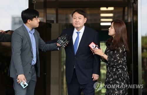 질문받는 윤석열 신임 검찰총장 후보자(서울=연합뉴스) 안정원 기자 = 신임 검찰총장 후보자로 지명된 윤석열 서울중앙지검장이 17일 오전 서울 서초구 서울중앙지검을 나서며 기자들의 질문에 답하고 있다. 2019.6.17 jeong@yna.co.kr