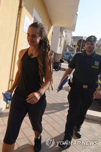 이탈리아 당국에 체포된 독일 난민구조선 선장 카롤라 라케테(왼쪽) [로이터=연합뉴스]