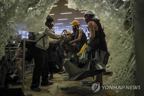 구멍 뚫린 홍콩 입법회 청사 외벽[AP=연합뉴스]