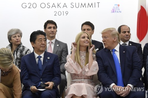 G20 당시 여성 역량강화에 대한 특별세션에 참석한 이방카 보좌관(가운데)[AP=연합뉴스]