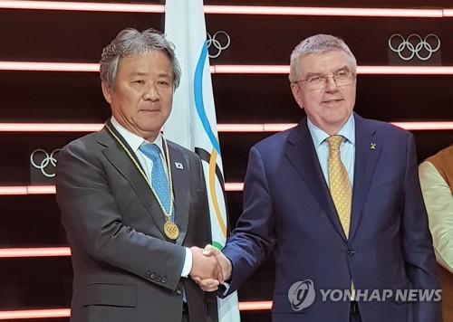 이기흥 체육회장, 역대 한국인 11번째 IOC 위원에 뽑혀(서울=연합뉴스) 이기흥 대한체육회장(왼쪽)이 26일(한국시간) 스위스 로잔에서 열린 제134차 국제올림픽위원회(IOC) 총회에서 IOC 신규위원으로 선출된 후 토마스바흐 IOC 위원장과 악수하고 있다. 2019.6.27 
    [대한체육회 제공. 재판매 및 DB 금지] photo@yna.co.kr