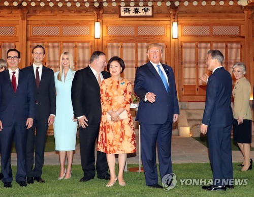 질문에 답하는 트럼프 대통령(서울=연합뉴스) 한상균 기자 = 트럼프 미국 대통령이 29일 오후 청와대 상춘재에서 문재인 대통령, 김정숙 여사 등과 기념촬영 후 한 외신기자의 질문에 답하고 있다.
오른쪽부터 문 대통령, 트럼프 미 대통령, 김정숙 여사, 마이크 폼페이오 미 국무장관, 이방카 백악관 보좌관, 재러드 쿠슈너 선임보좌관, 스티븐 므누신 재무장관. 2019.6.29 xyz@yna.co.kr