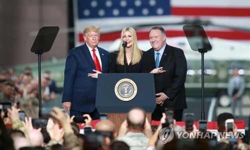 장병 격려하는 이방카 트럼프(평택=연합뉴스) 한종찬 기자 = 이방카 미국 대통령 보좌관이 30일 오후 경기도 평택시 주한미군 오산공군기지에서 장병들에게 인사말을 하고 있다. 왼쪽부터 트럼프 대통령, 이방카 트럼프 백악관 보좌관, 마이크 폼페이오 미 국무장관. 2019.6.30 saba@yna.co.kr