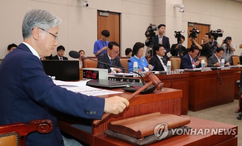 법제사법위원회 전체회의(서울=연합뉴스) 이진욱 기자 = 1일 국회에서 여상규 위원장 주재로 법제사법위원회 전체회의가 열리고 있다. 2019.7.1 cityboy@yna.co.kr