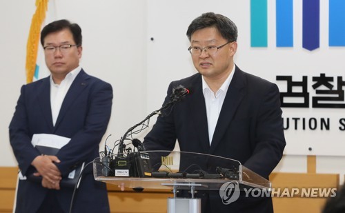 제주지검 고유정 기소 브리핑(제주=연합뉴스) 박지호 기자 = 장기석 제주지검 차장검사가 1일 오후 제주지검 중회의실에서 '제주 전 남편 살해 사건'의 피의자 고유정 기소와 관련해 브리핑을 하고 있다. 2019.7.1 jihopark@yna.co.kr