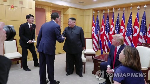 김정은, 므누신 미 재무장관과 인사(서울=연합뉴스) 북한 조선중앙TV는 1일 전날 판문점 회동 기록영화에서 김정은 국무위원장이 스티븐 므누신 미국 재무장관과 인사를 나누는 장면을 공개했다. 
    [국내에서만 사용가능. 재배포 금지. For Use Only in the Republic of Korea. No Redistribution] 
 nkphoto@yna.co.kr