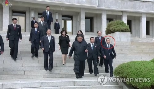 김정은 따라 내려오는 장금철(서울=연합뉴스) 김정은 북한 국무위원장이 6월 30일 도널드 트럼프 미국 대통령을 판문점에서 만났다고 조선중앙TV가 1일 전했다. 사진은 중앙TV가 이날 공개한 영상으로, 취임 후 남측에 처음 모습을 드러낸 장금철 노동당 통일전선부장(붉은 원)이 리용호 외무상, 최선희 외무성 제1부상, 김여정 당 선전선동부 제1부부장, 조용원 당 조직지도부 제1부부장, 김철규 호위사령부 부사령관 등과 함께 판문점 북측 통일각을 내려오고 있다. 2019.7.1 
    [국내에서만 사용가능. 재배포 금지. For Use Only in the Republic of Korea. No Redistribution] nkphoto@yna.co.kr